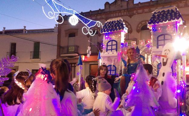 La carroza de Frozen de 'Los Caprichosos despuntó por su originalidad y sus cuidados detalles 