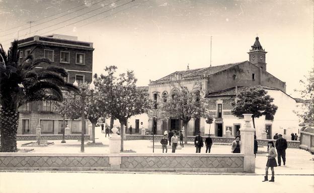 La misma palmera en el parque Hernán Cortés en el año 1963 