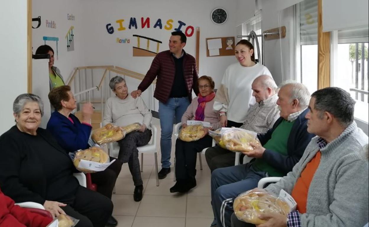 Niños y mayores celebran el Jueves de Compadre con el tradicional 'rosquete'