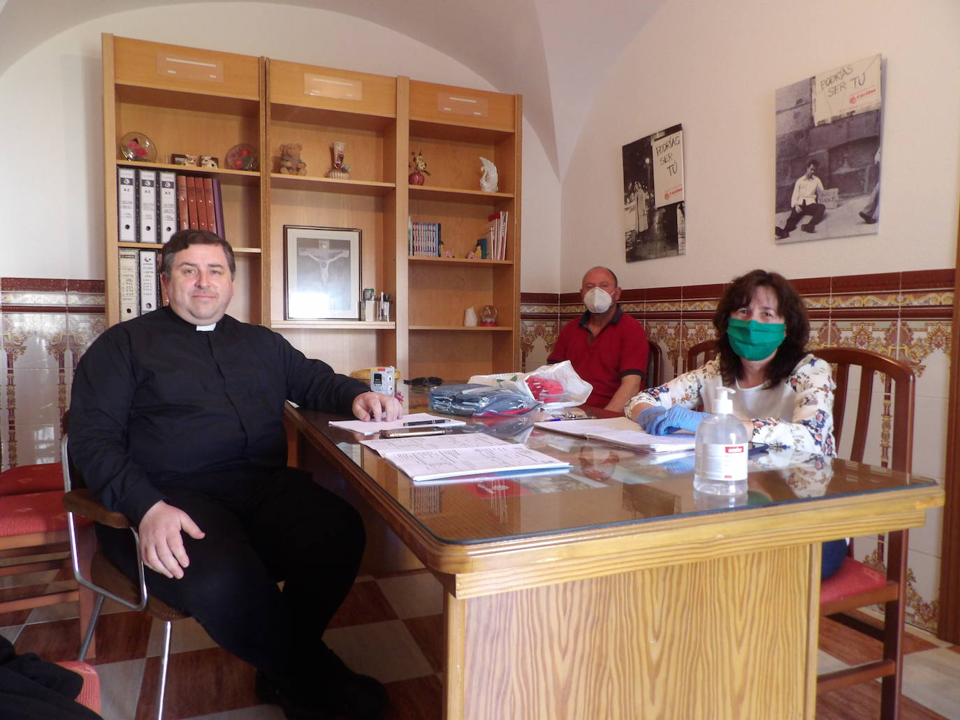 La sala donde reciben a las familias cada viernes 