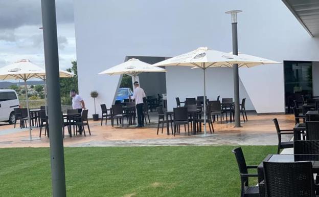 El aspecto que presenta ahora la terraza con la distancia de seguridad entre las mesas 