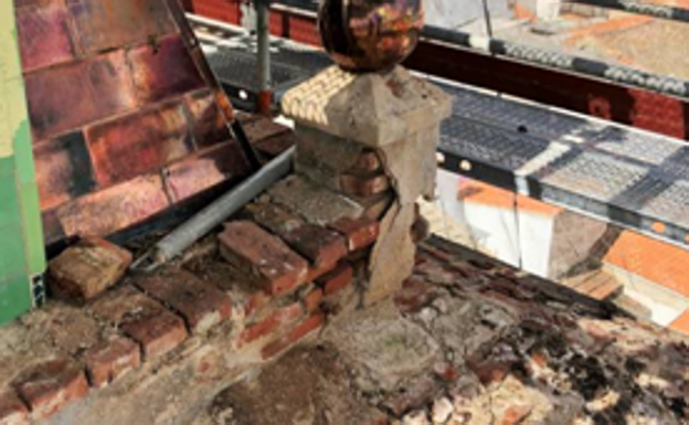 Estado actual de la cornisa superior y arranque de chapitel 