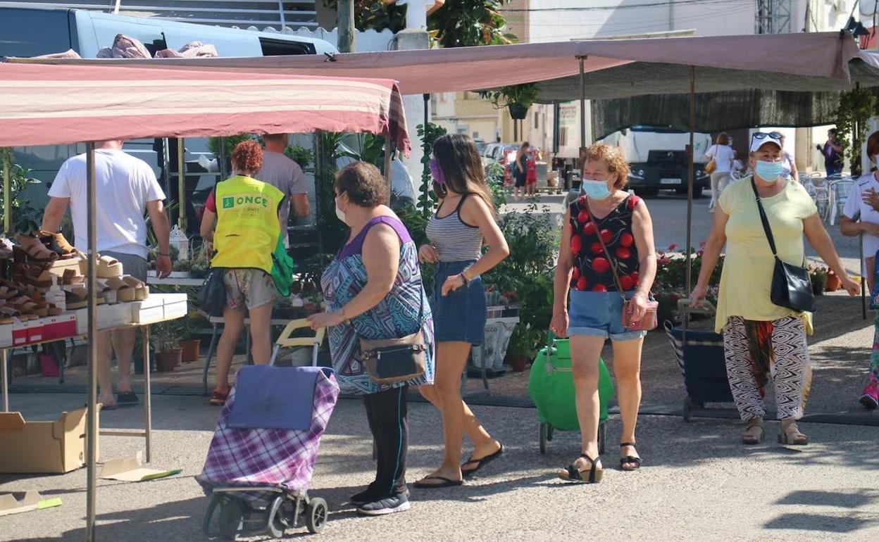 El primer día de mercadillo transcurre con normalidad