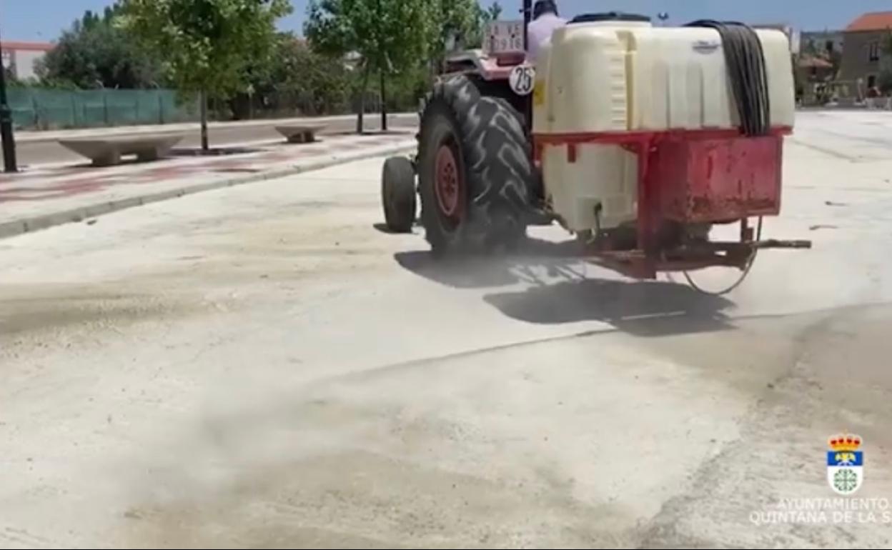 El Ayuntamiento desinfecta la zona en la que se instala el mercadillo
