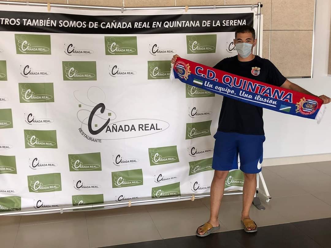 Chema en su renovación con el CD Quintana 