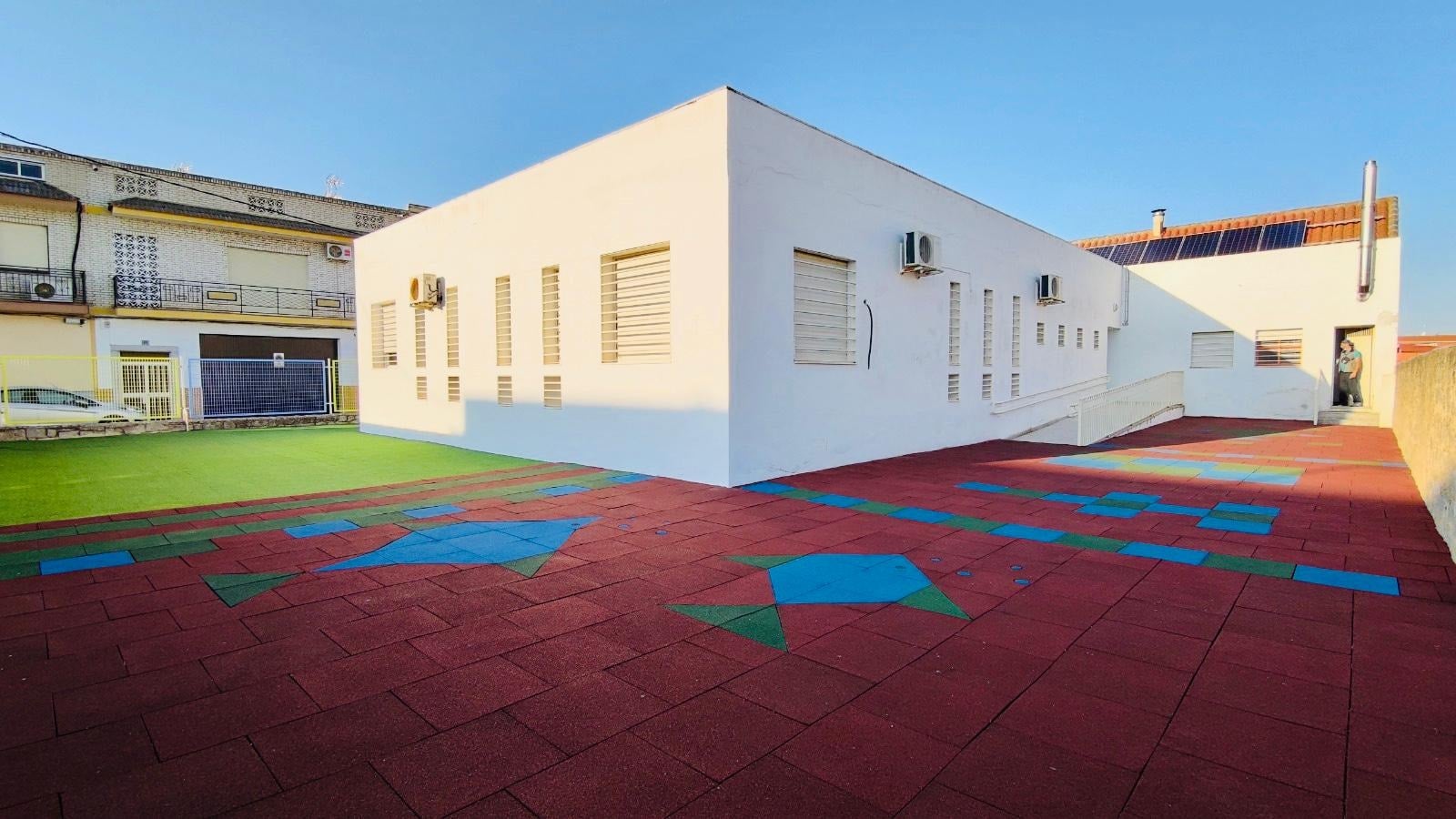 La zona exterior del recreo se ha dividido por parcelas para evitar el contacto 