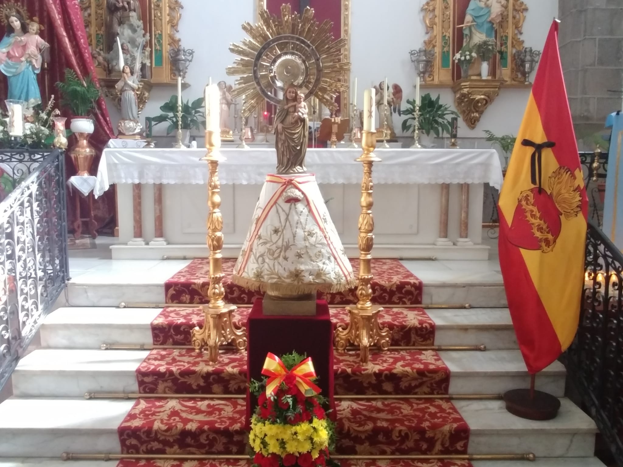 La Vrigen del Pilar en el altar de la parroquia 