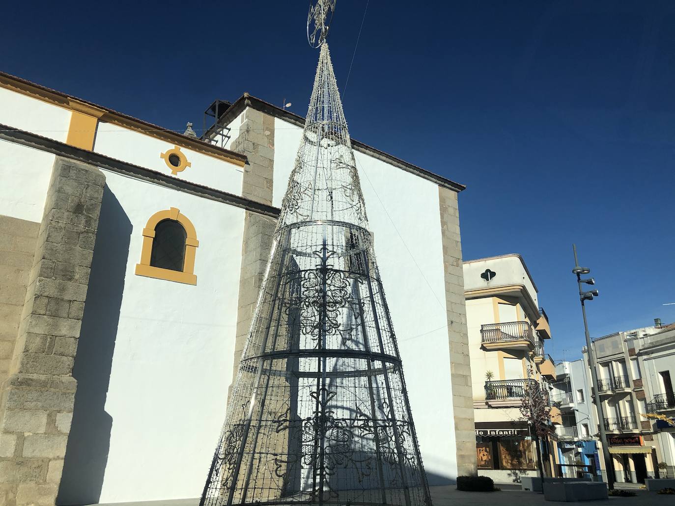 El árbol mide más de 12 metros, como el del año pasado, es de aluminio y cambia el color de las luces 