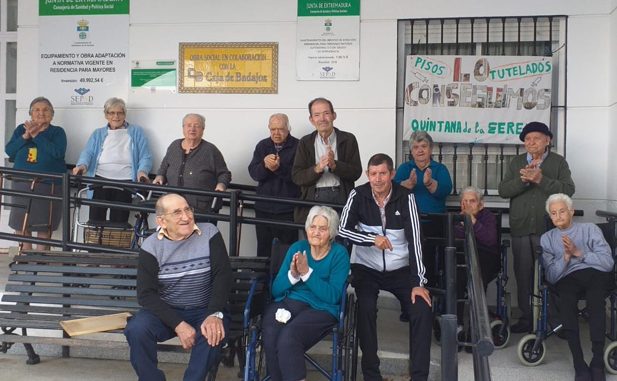 Los usuarios de la residencia de mayores vuelven a ver la calle después de un año