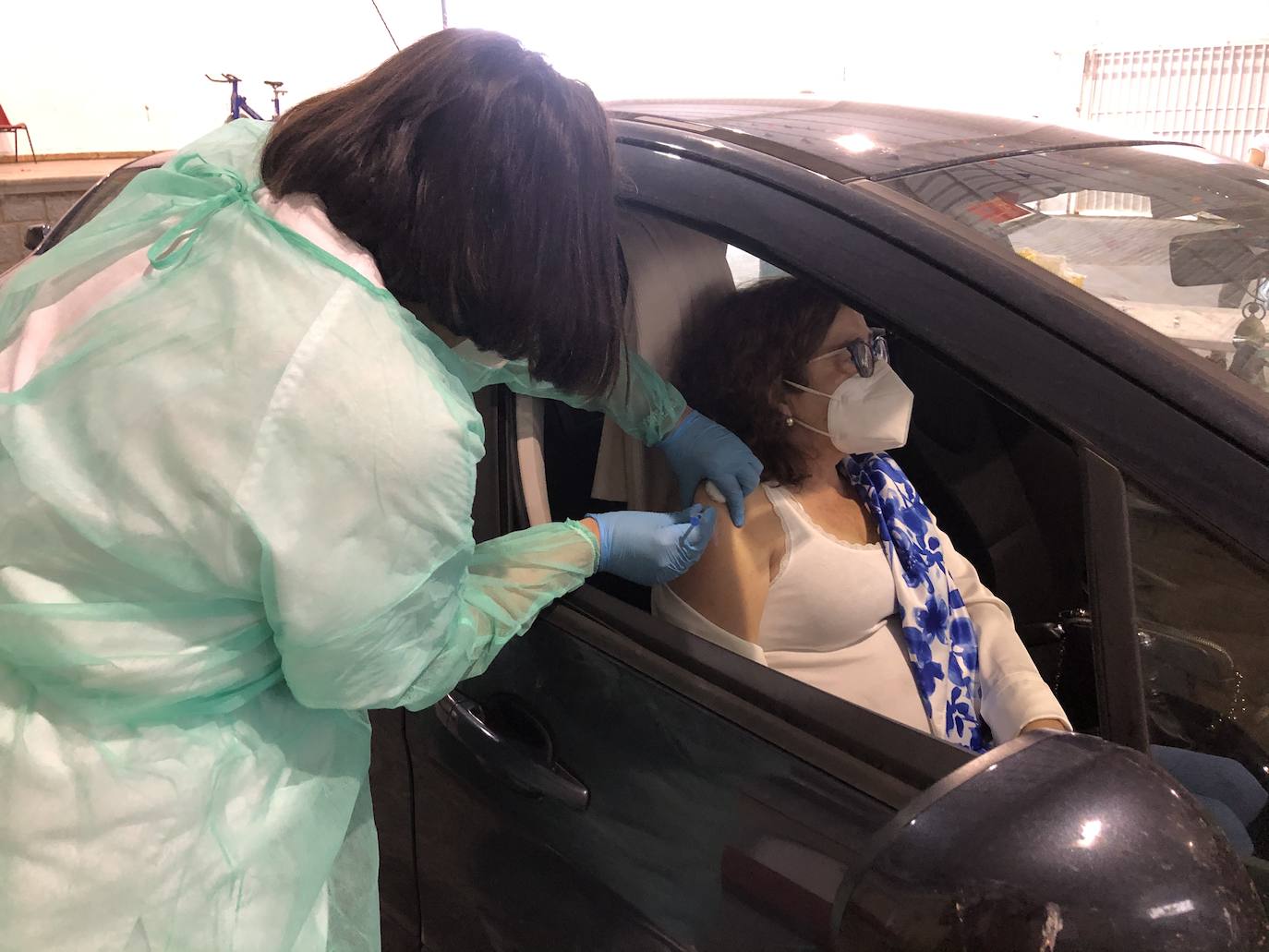 Una vecina se vacuna con AstraZeneca en la carpa municipal 