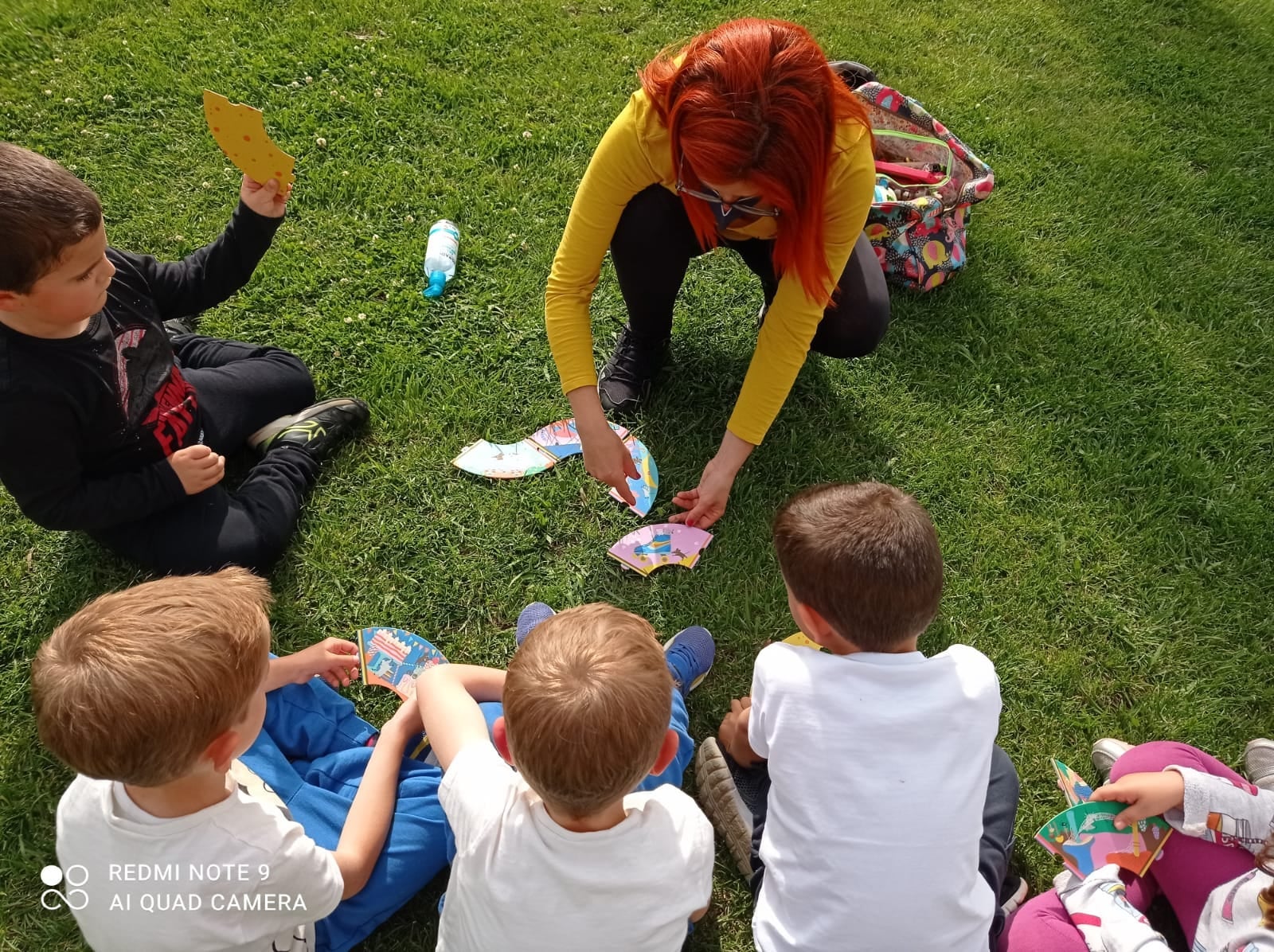 Leyre Sánchez con algunos de los niños que participaron en el cuentacuentos 