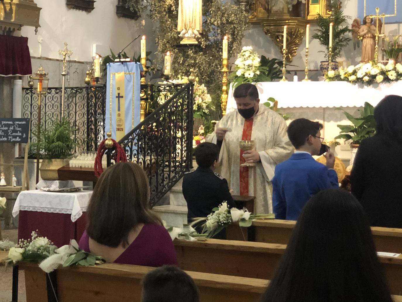 Dos de los niños que tomaron la Primera Comunión el pasado 16 de mayo 
