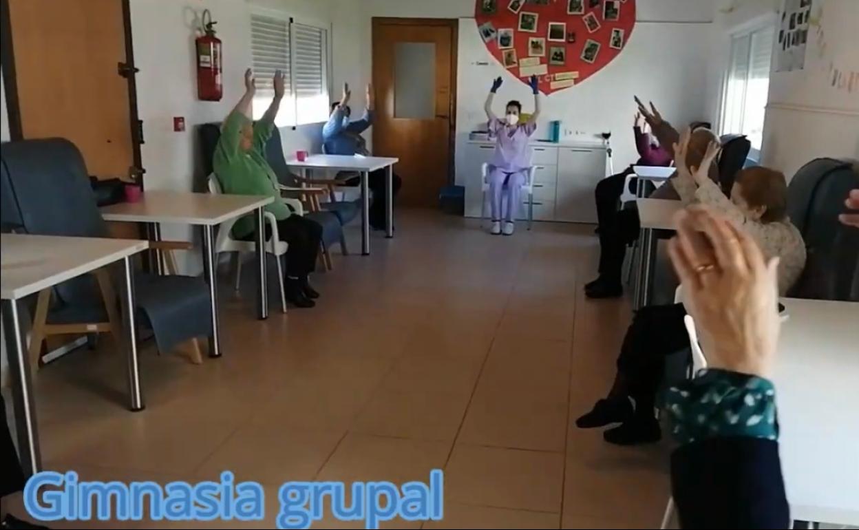 Uno de los momentos del video en el que muestran la gimnasia grupal 