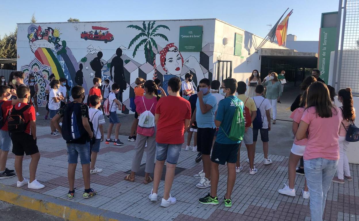 Alumnos a la entrada del IES Quintana 