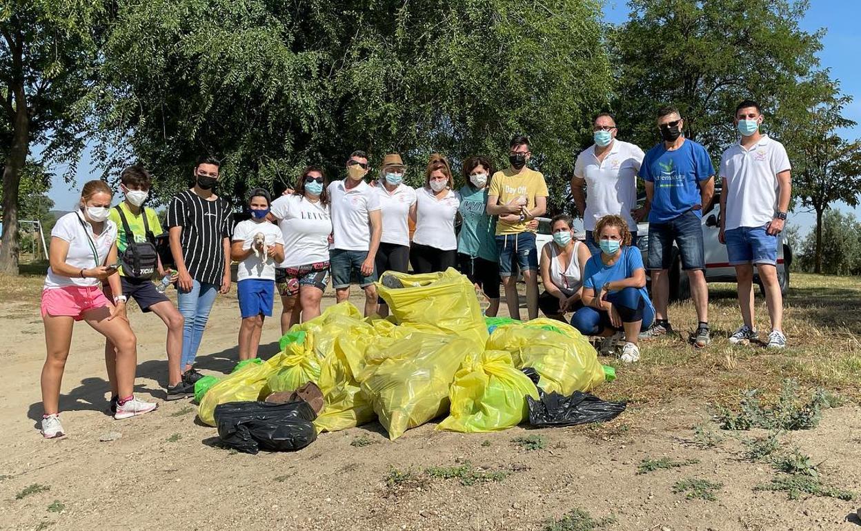 Los participantes en la recogida de residuos 