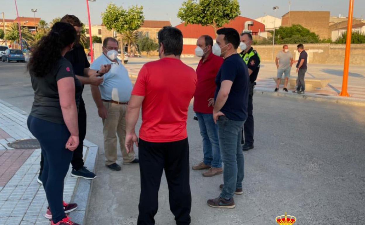 El alcalde junto con los feriantes en la zona en la que se instala la feria 