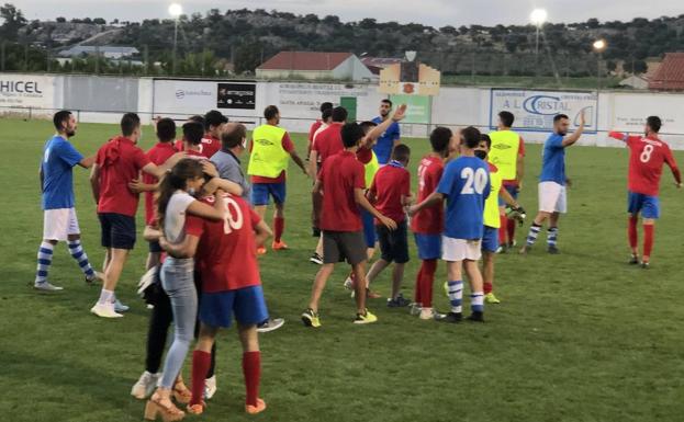 La afición se lazó al césped para celebrar la victoria con su equipo 