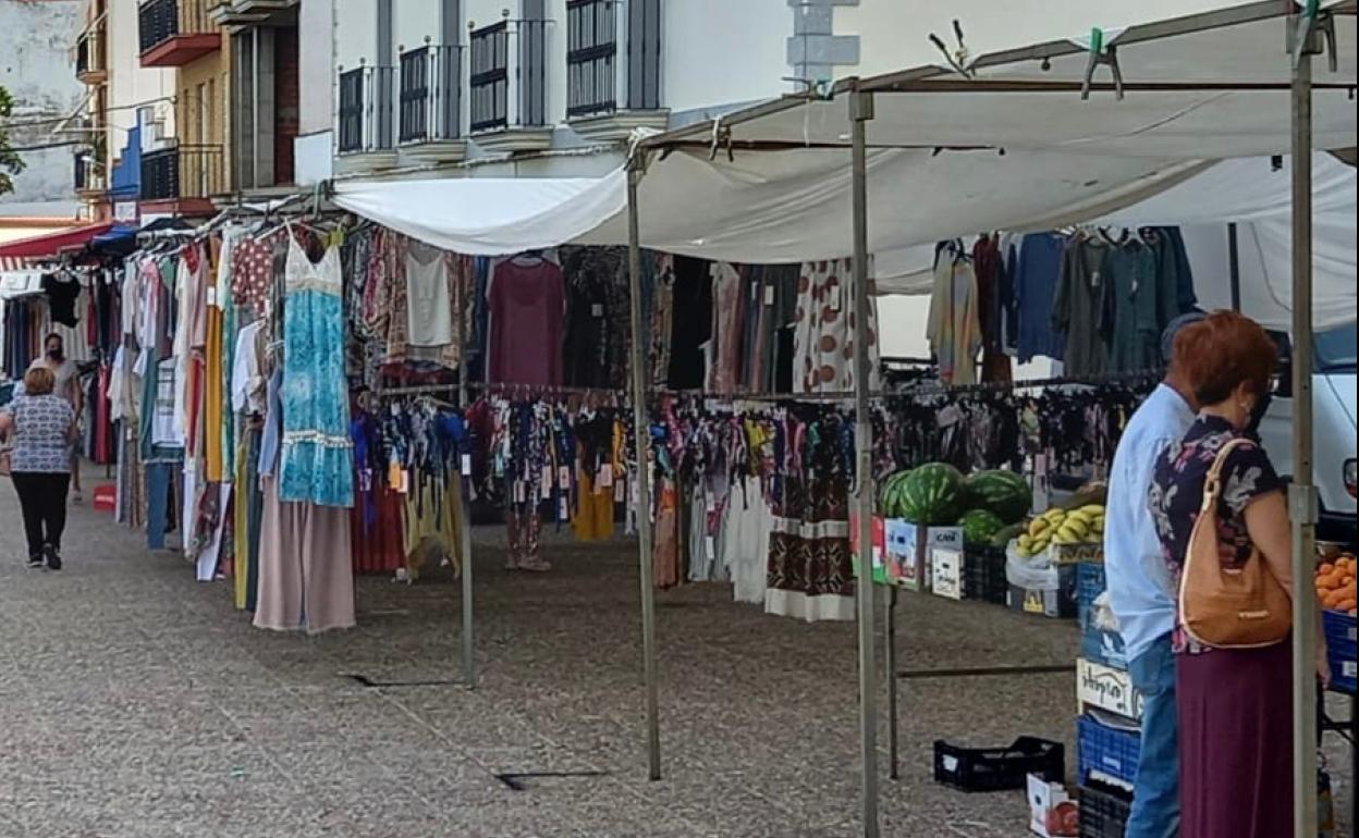 En el mercadillo del pasado martes ya se colocaron los puestos en la calle peatonal 
