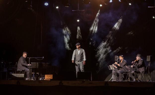 Paco Candela interpretando una de sus canciones 