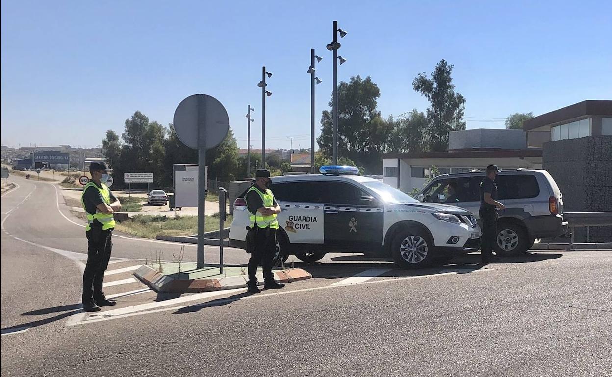 Una patrulla de la Guardia Civil en la rotonda de 'Los canteros' 