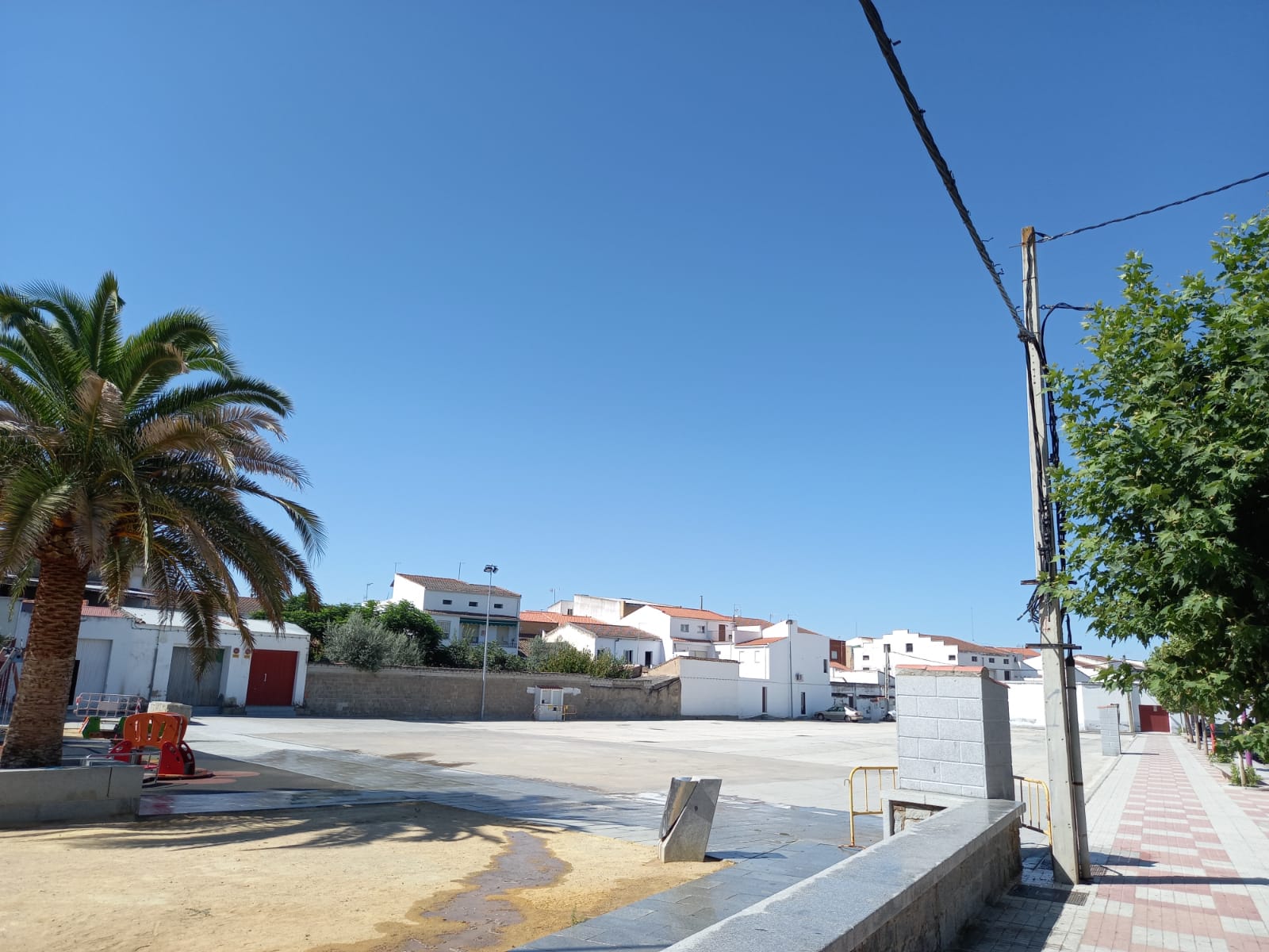 Parte del tendido eléctrico del recinto ferial 