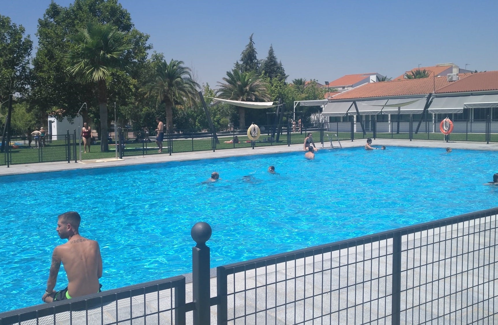 El nivel 2 de alerta reduce al 50% el aforo de la piscina municipal
