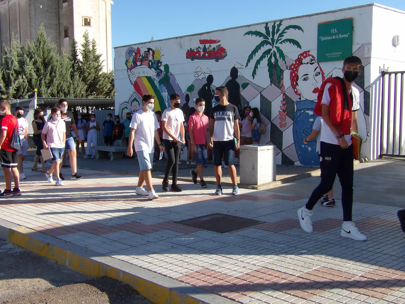 Los alumnos entrando al centro el primer día 