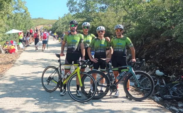 Varios miembros del club ciclista Quintana es Natural en el Pico Villuercas 