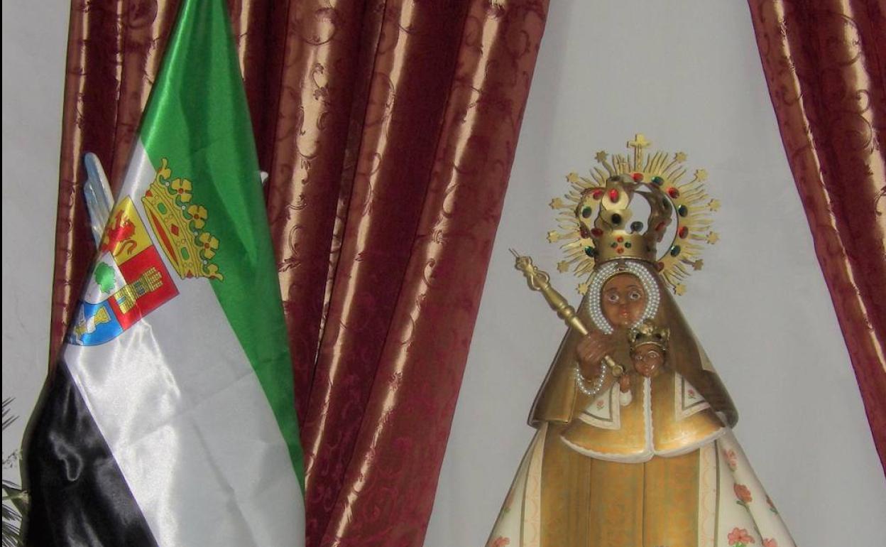 La Virgen expuesta en el altar 