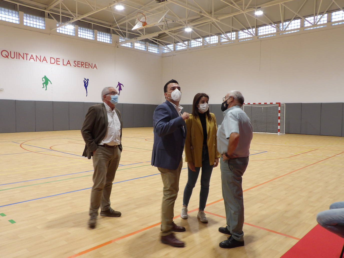 El alcalde recibe a la consejera al inicio del acto 