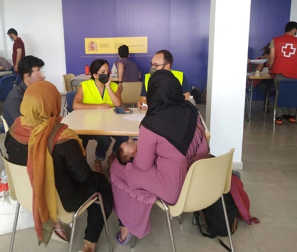 Alejandro reunido con una familia afgana recién llegada 