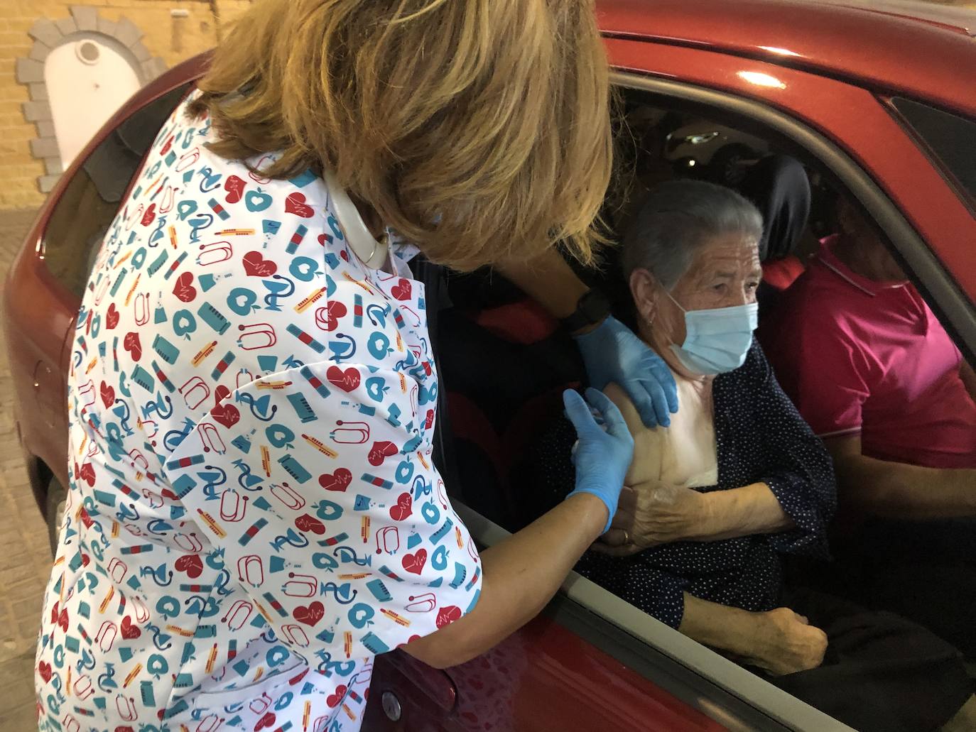 Una vecina recibe la tercera dosis de la vacuna 