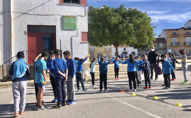 Además de la carrera, los alumnos realizaron diferentes juegos en el patio 