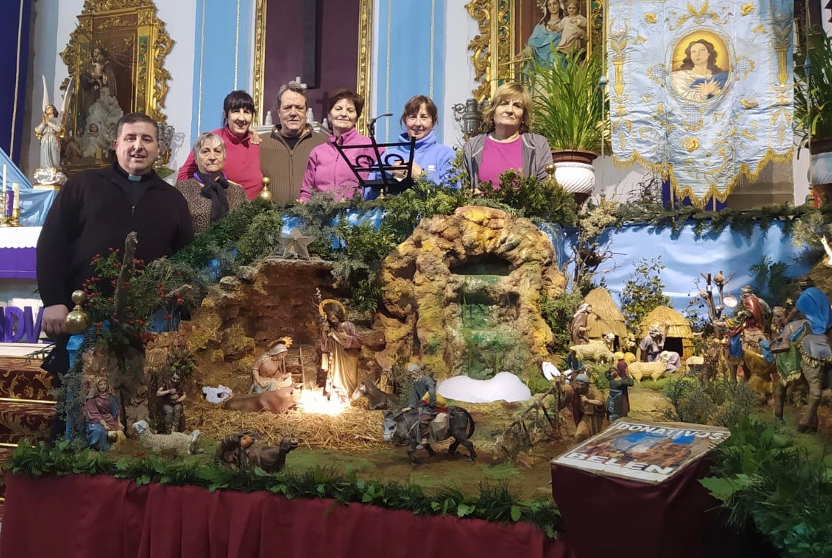 Antonio Nogales junto con los seis feligreses que ayudaron al montaje del Portal de Belén 