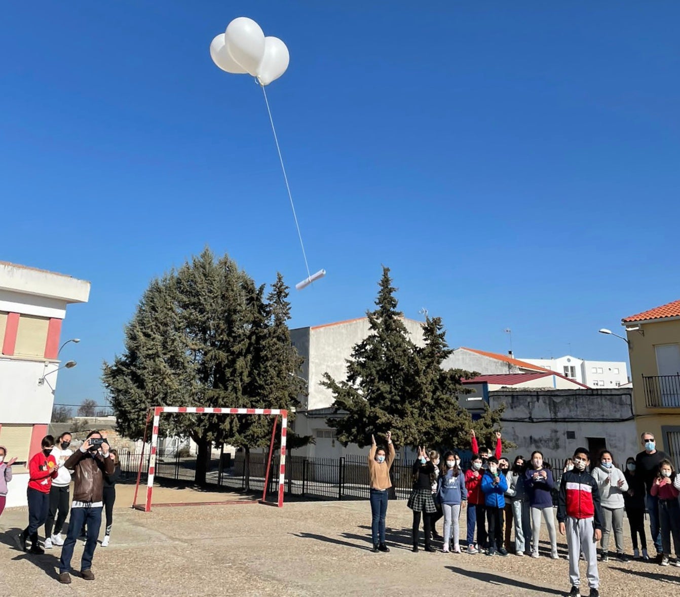 Los alumnos lanzan los globos en el edificio de La Laguna 