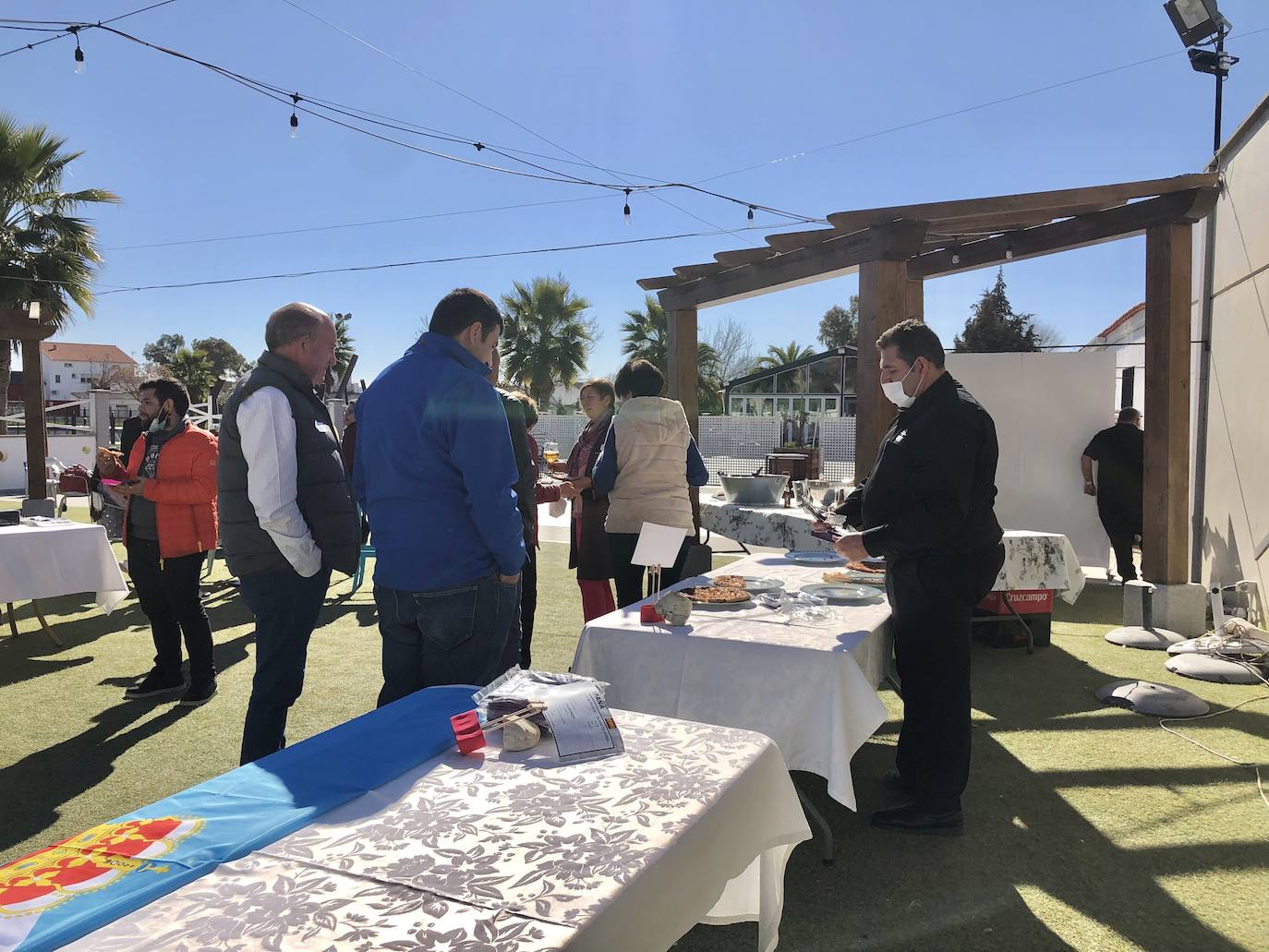 Medio centenar de vecinos fueron invitados al encuentro y disfrutaron de los platos típicos 