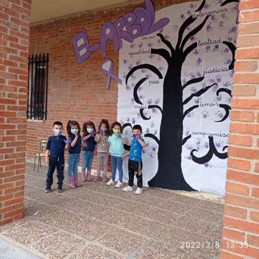 Fotos: Alumnos de todos los cursos del colegio trabajan por la igualdad en el 8 de marzo