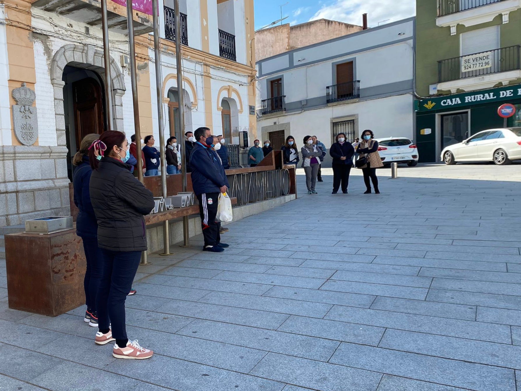 Trabajadores municipales y vecinos esta mañana en la concentración silenciosa 