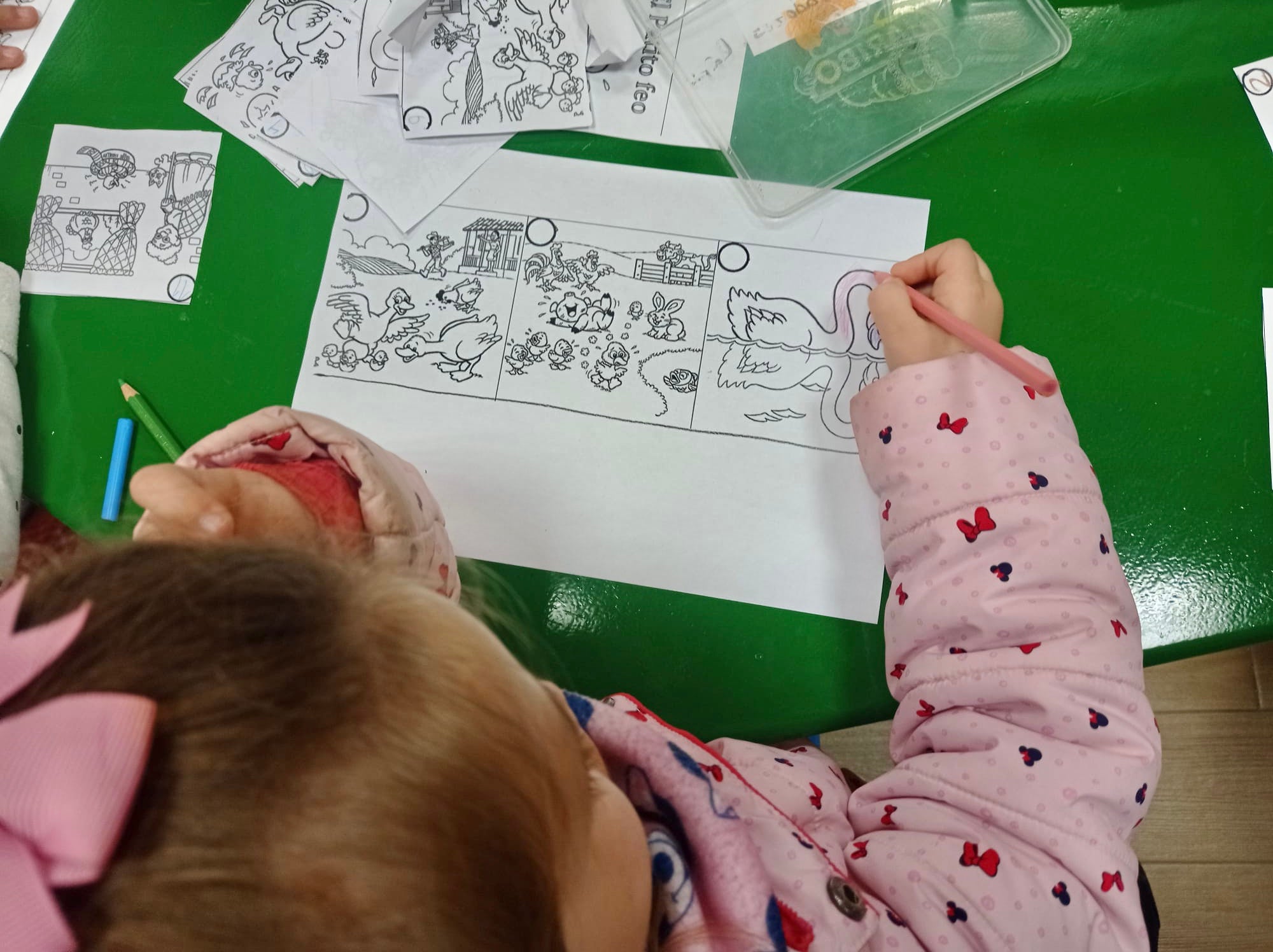 Una niña colorea un dibujo tras leer el cuento de 'El patito feo' 