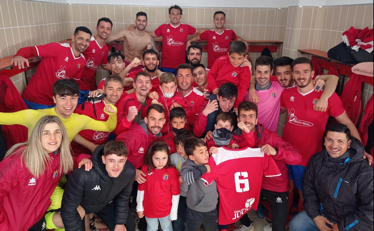El CD Quintana celebra, como cada domingo, la victoria en el vestuario 