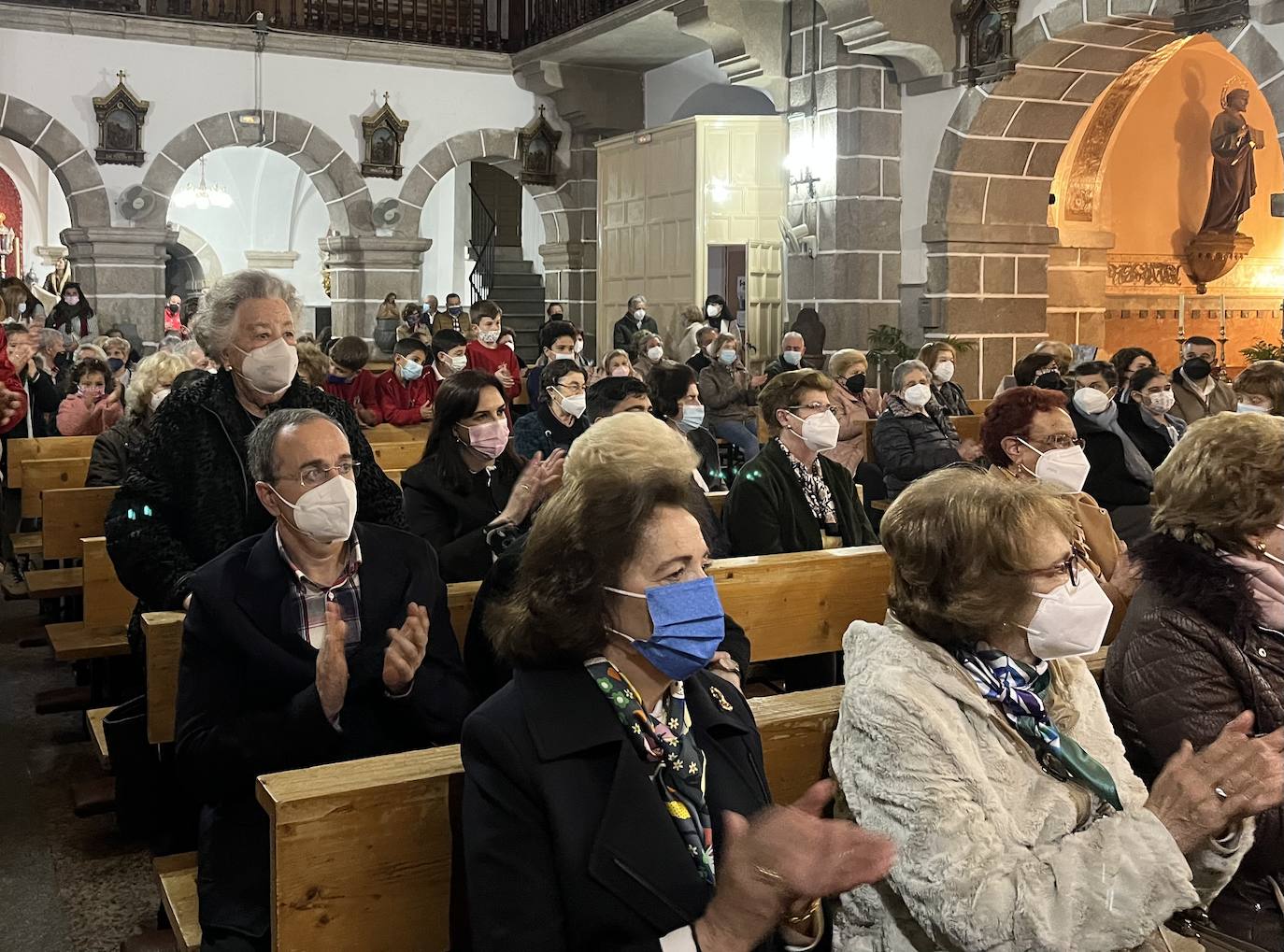 El auditorio rompió el silencio con una intensa ovación al concluir el pregón 