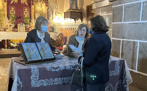 Una mujer recoge la revista en la capilla del Cristo de la Misericordia 