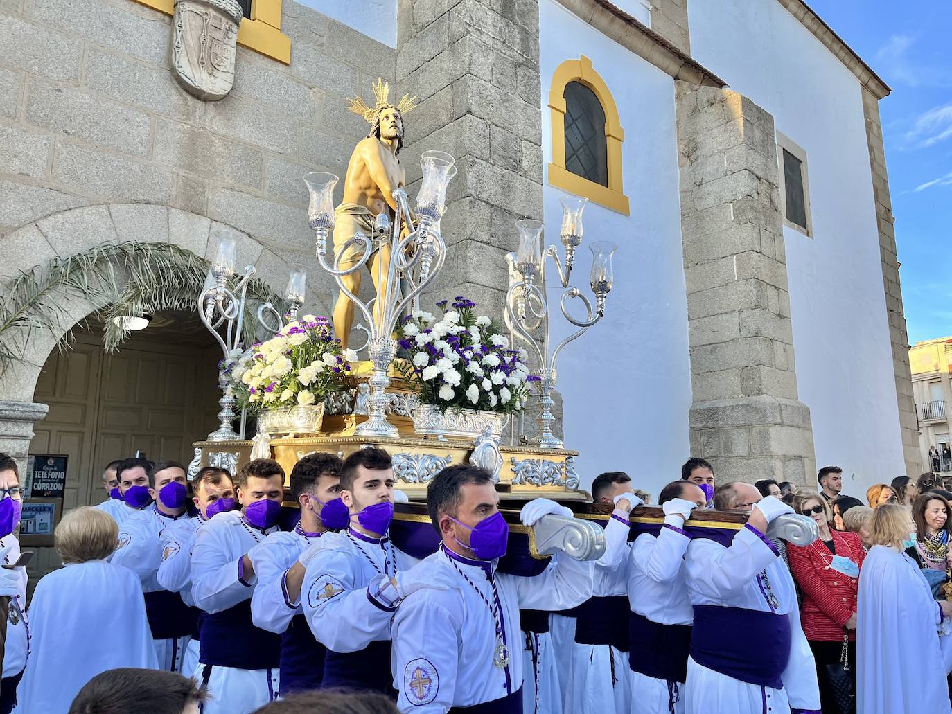 Jesús 'Amarrao' sale de la parroquia portado por sus costaleros. 