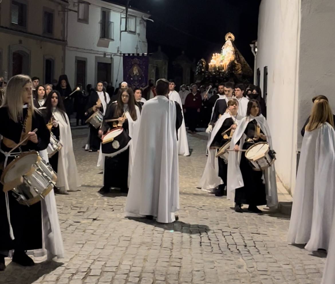 Los miembros de la banda tocando el tambor 