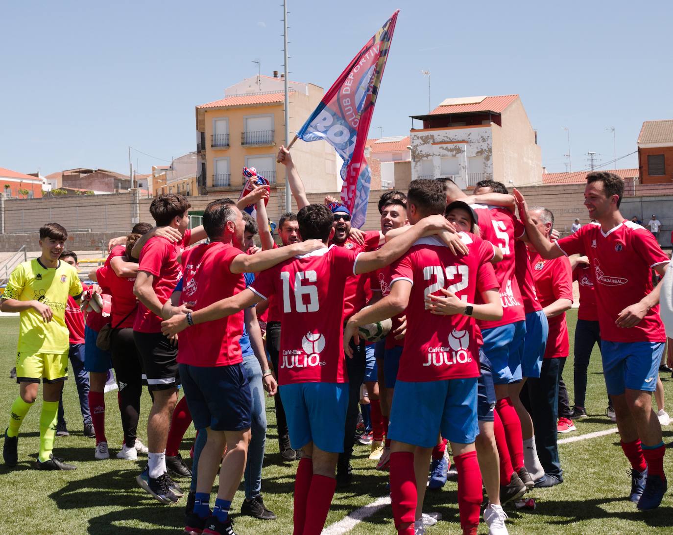 El equipo se abraza en el verde instantes después del pitido final. 