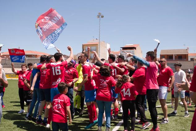 El equipo celebra el ascenso instantes después del pitido final 