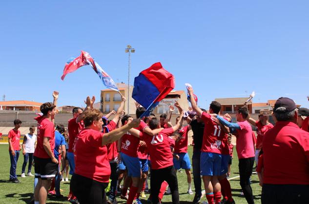 El equipo celebra el ascenso instantes después del pitido final 