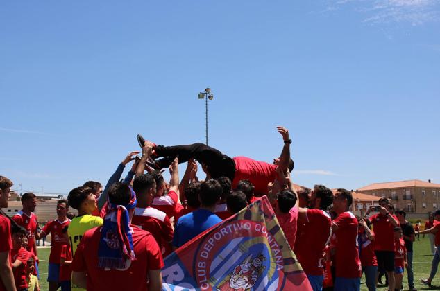 El equipo celebra el ascenso instantes después del pitido final 