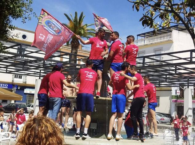 El equipo celebra el ascenso instantes después del pitido final 