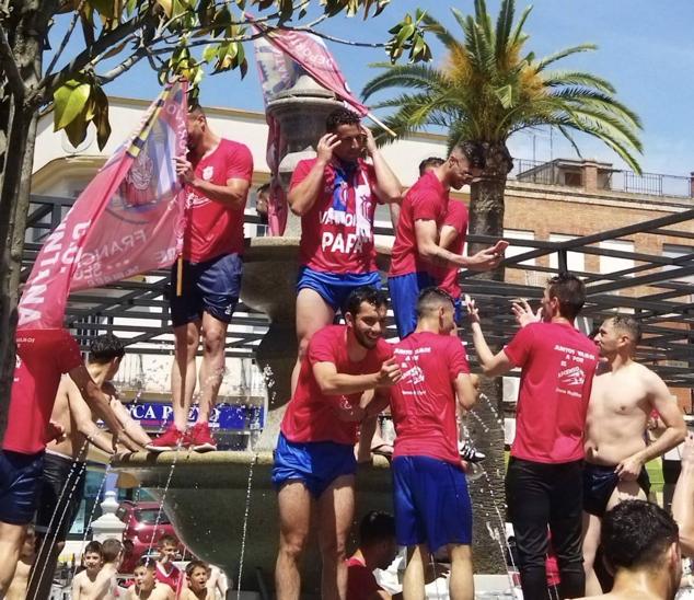 El equipo celebra el ascenso instantes después del pitido final 
